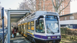 Torino: tram contro auto, ferita una suora
