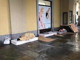 I portici davanti alla stazione abbandonati al degrado: materassi ovunque e degrado