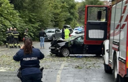 Si schianta contro un albero e lo abbatte: un ferito nell'incidente in corso Casale