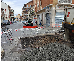 Dopo 3 mesi di attesa la maxi buca delle polemiche sarà riparata 