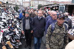 «Qui non c’è legge, solo aggressioni», l’accoglienza al mercato per il sindaco
