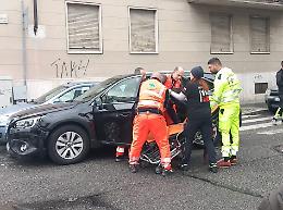 Si sente male e va a sbattere contro un'auto parcheggiata