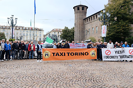L'ultimatum dei taxisti davanti alla prefettura: «Noi minacciati dagli abusivi, ora basta»