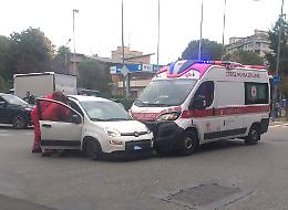 La Fiat Panda si scontra con un'ambulanza: i sanitari scendono e soccorrono il conducente
