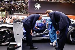 John Elkann accoglie (l'azionista) Macron, ma snobba l'Italia