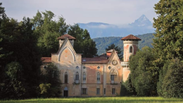 Castello di Miradolo: un viaggio tra arte e natura 