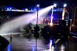 Lacrimogeni e idranti contro decine di No Tav che assaltano il cantiere