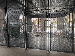 Sporcizia, degrado e abbandono nella stazione di Pinerolo