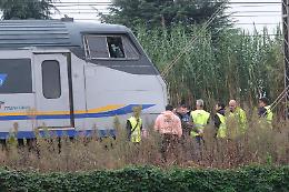 Ancora una tragedia sui binari, cade e muore sotto il treno