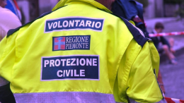 Incidente a Busano: camion aggancia cavo elettrico e abbatte due pali della luce