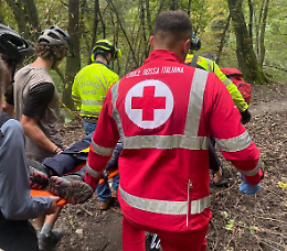 Un 70enne in mountain bike cade nel bosco e resta immobilizzato con la gamba fratturata