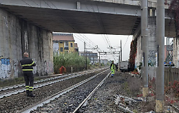 Col furgone sfonda la barriera e finisce sui binari: uomo in ospedale e circolazione interrotta