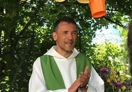 Da giugno il paese resta con un solo parroco (ma crescono i dubbi)