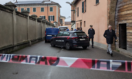Uccide la moglie a coltellate nella camera da letto, poi telefona ai carabinieri