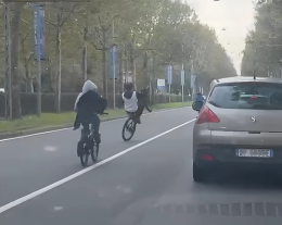 VIDEO - Impennate contromano in bici, l'ultima follia dei ragazzini torinesi