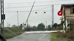 Passa mentre le sbarre si abbassano e ne abbatte una. Treni fermi, ritardi e caos sulla Canavesana