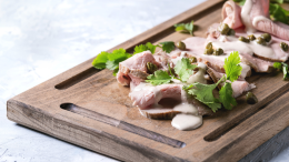 Muore soffocato da un boccone di vitello tonnato davanti agli occhi dei vicini di casa