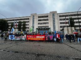Mirafiori, torna la protesta degli operai davanti alla Porta 5: "Ecco perchè non crediamo a Tavares"