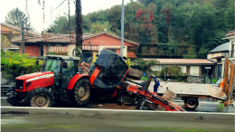 Un escavatore cade dal rimorchio e si abbatte sulla strada. Un ferito nell'incidente