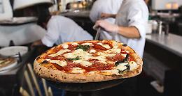 La pizzeria di Torino regala 200 pizze gratis a chi si mette in fila: ecco quando andare 
