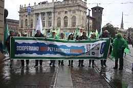 Torino, tra proteste e annunci: i lavoratori Stellantis chiedono risposte durature