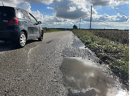 Chieri, buca "killer" in strada Fontaneto: otto auto danneggiate, traffico in tilt