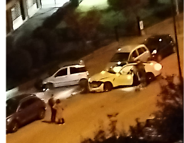 Si schianta contro un'auto parcheggiata e la spedisce sul marciapiede