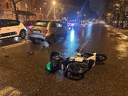 Giovane scooterista ferito dopo lo scontro con la 500 Abarth: è in ospedale