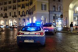 Accoltellato sotto i portici di via Roma: i fendenti dopo una tentata rapina