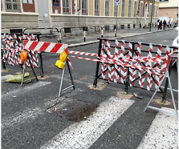 Auto si schianta a tutta velocità contro le barriere che proteggono l'isola pedonale