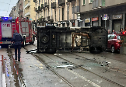 Ambulanza si ribalta dopo l'incidente: sanitari incastrati nel veicolo, arrivano i pompieri