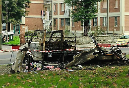 Incendio distrugge un camper nel quartiere Lucento: «Fate qualcosa, qui abbiamo paura»