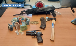 In giro per Torino con kalashnikov, ascia e pacchi di soldi