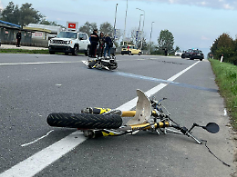 In moto contro un'auto, ferito un 15enne