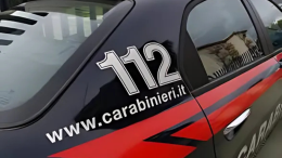 Un uomo è stato ritrovato morto all'interno della sua auto nel cortile di casa, è giallo a Candia