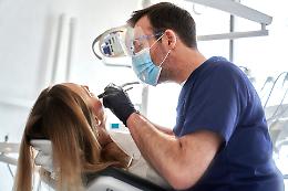 Si spacciava per dentista ma era un carpentiere: condannato insieme al suo complice 