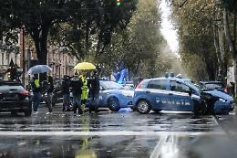 Si scontra con un'auto della polizia, paura vicino alla questura