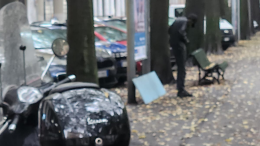 Torino: abbassa i pantaloni e "si libera" in pieno centro - FOTO