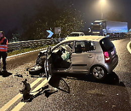 Macchina distrutta nell'incidente e due persone ferite al San Giovanni Bosco
