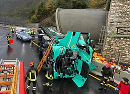 Si ribalta un Tir in autostrada, chiusa la Torino-Bardonecchia