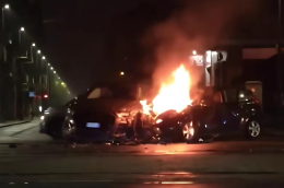 Panico in strada, si scontrano tre auto e una prende fuoco - IL VIDEO