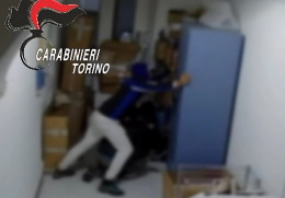 Rubano nel negozio ma non si accorgono dei carabinieri - IL VIDEO DELL'ARRESTO