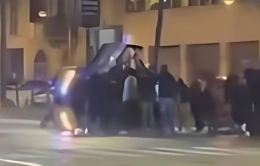 Volante della polizia si ribalta in corso Vittorio, i passanti soccorrono gli agenti feriti