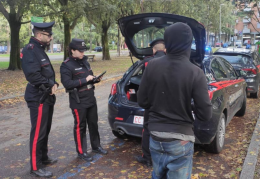 Dà di matto e rapisce un bimbo di 2 anni. Ma intervengono il papà e i carabinieri...
