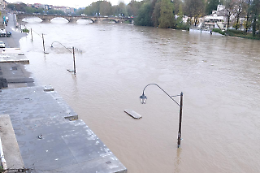 Onda di piena del Po a Torino. Murazzi sott'acqua, chiuse piste ciclabili e passerelle 