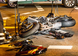 Tragedia in provincia, motociclista muore dopo lo schianto contro il guard rail