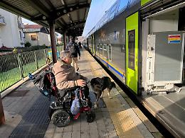 La nuova passerella non basta: «Troppe barriere per i disabili»