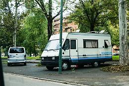 Minacce con coltello e abusivismo dilagante: «Dovete mandare via tutti i camper»