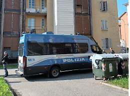 La polizia sgombera un altro alloggio occupato abusivamente, ma in via Ghedini ne restano ancora 11