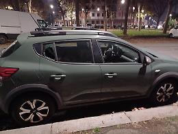 Lo "scherzetto" di Halloween dei vandali, spaccati i vetri delle auto in sosta